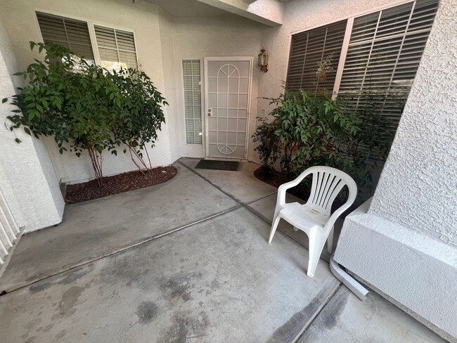 Foto del edificio - One-Level Townhouse off of Tropicana/Durango