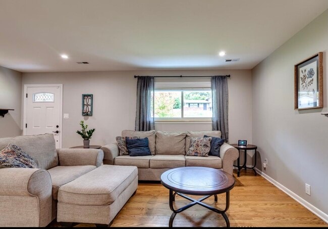 Building Photo - 7532 Luscombe Dr