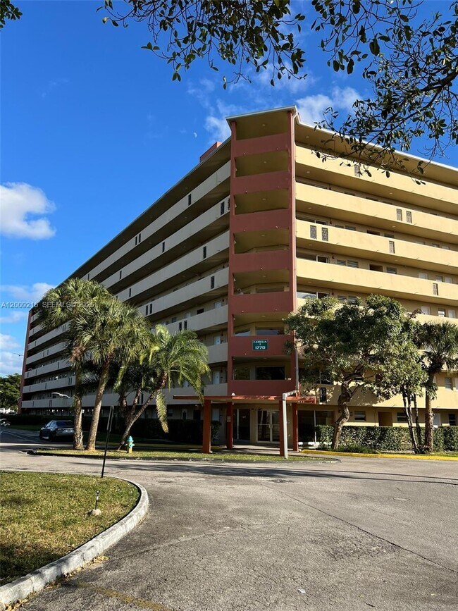 Foto del edificio - 1770 NE 191st St
