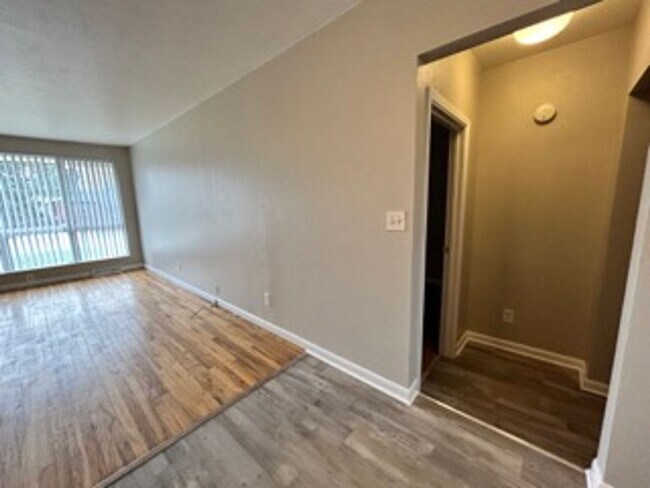 Foto del edificio - ** Move in Special** Spacious 3 bedroom, 1 bath Lakewood duplex with fenced in backyard available!