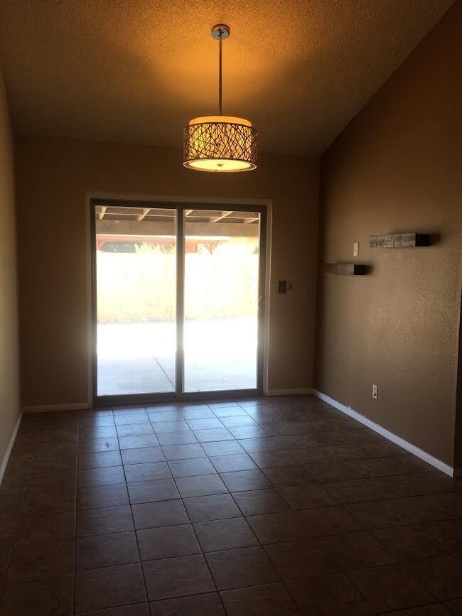 Building Photo - ADORABLE 3BR/2BA W/LARGE STORAGE WORKSHOP!