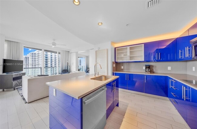 Building Photo - 3101 Bayshore Dr