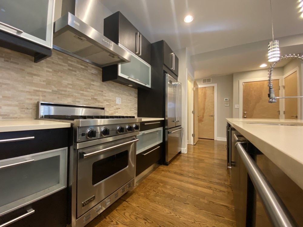 Luxurious kitchen with stainless steel appliances - 3525 N Reta