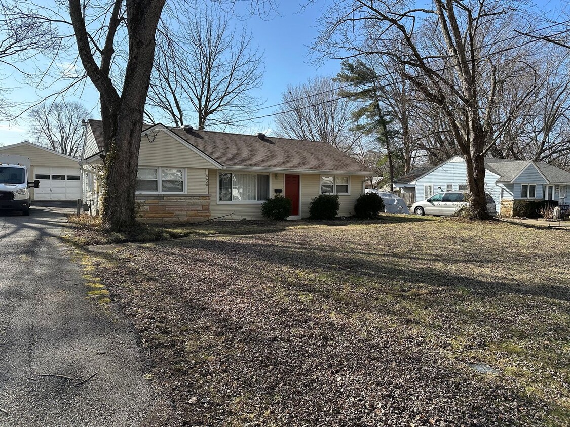 Primary Photo - Three bedroom, 1.5 bath home available wit...