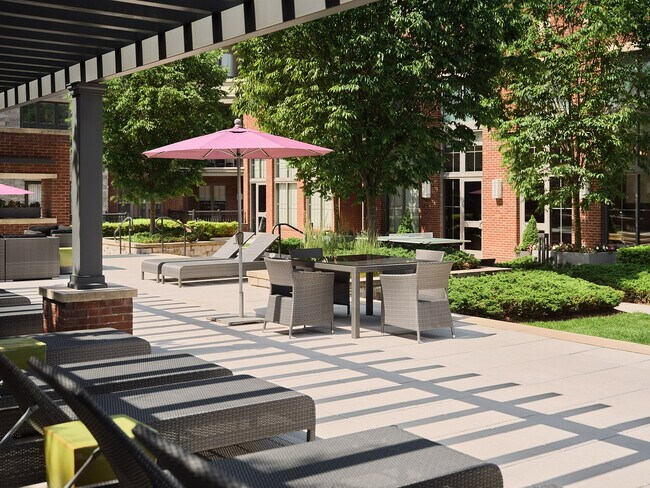 Quarry Place en el patio exterior de Tuckahoe - Quarry Place at Tuckahoe