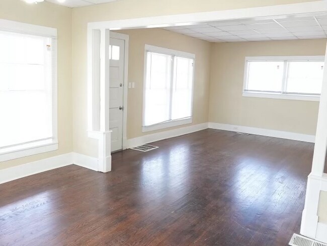 Building Photo - 327 Rose St