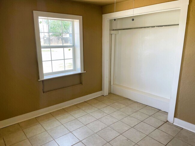 Building Photo - Adorable Two Story Four Bedroom Home with ...