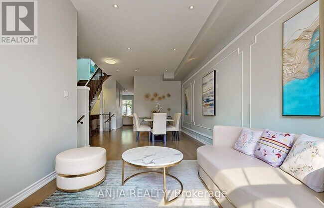 Photo du bâtiment - 74 Church St S