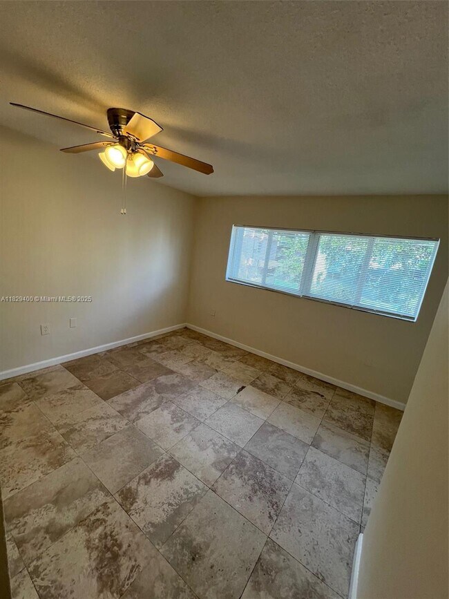 Foto del edificio - 7626 NE 6th Ct