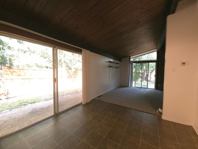 Foto del edificio - 3 Bedroom Apartment on West Side Of The Hill