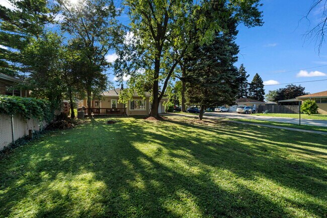 Foto del edificio - 3050 Maple St