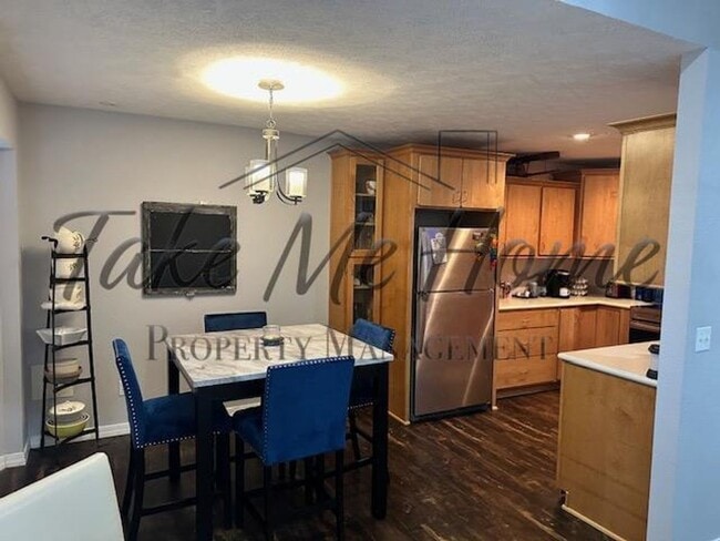 Building Photo - 3 Bedroom 2.5 Baths in Kickapoo District!