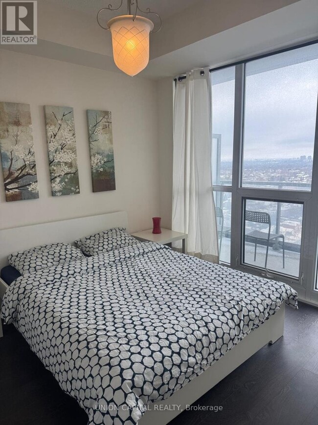 Photo du bâtiment - 88 Sheppard Ave E