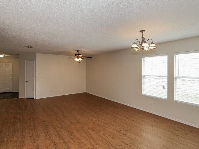 Foto del edificio - 8804 Seven Oaks Ln