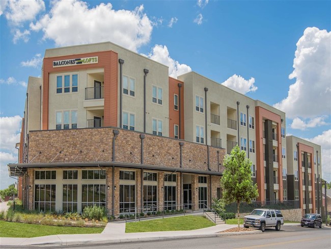 Building Photo - Balcones Lofts