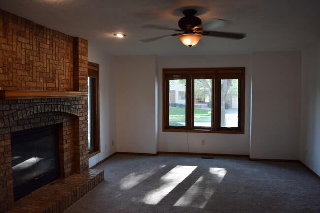 Building Photo - 2210 Skyline Dr