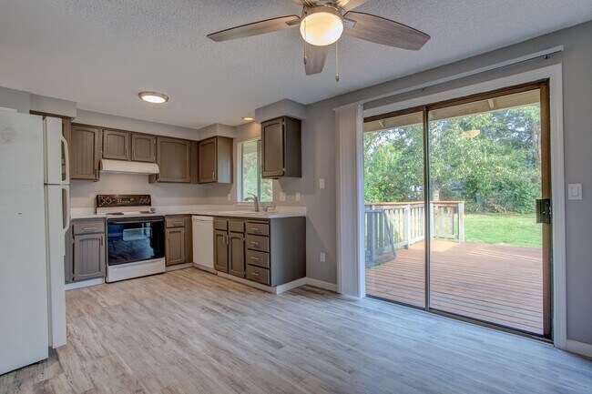 Foto del edificio - 3 bedrooms! Massive fenced yard!