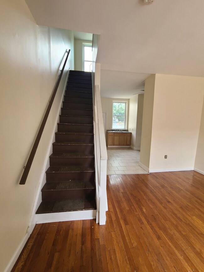 Building Photo - HUGE 3 BED 2 bath NEAR TEMPLE UNIVERSITY S...