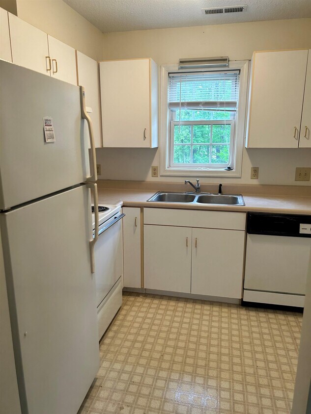 1127 Robin Hood Ct Unit 202, Harrisonburg, VA 22801 Room for Rent in