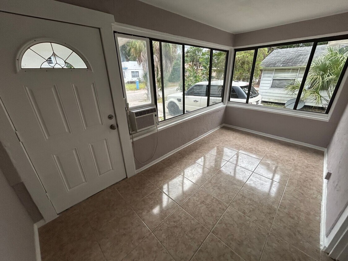 Foto principal - Cozy 3 bedroom, 1 bath for rent near downt...