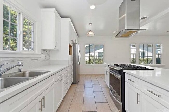 Foto del edificio - 1037 W 73rd St