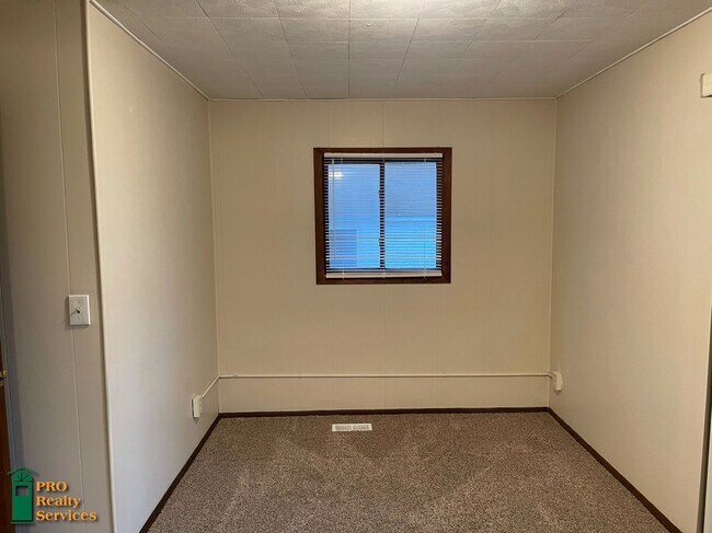 Building Photo - 4 Bedroom Home with Large Yard