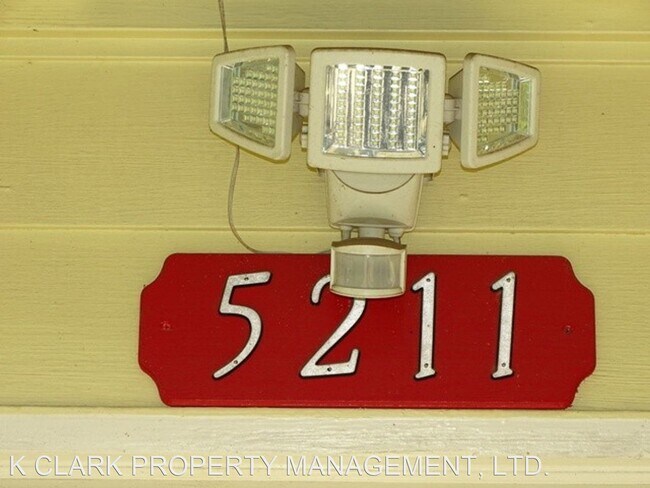 Foto del edificio - 3 br, 1 bath House - 5211 CINDERELLA ST