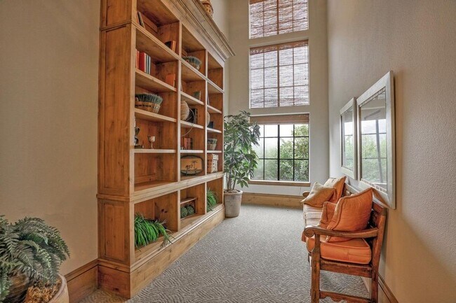 Guest Lobby - 618 Walnut St