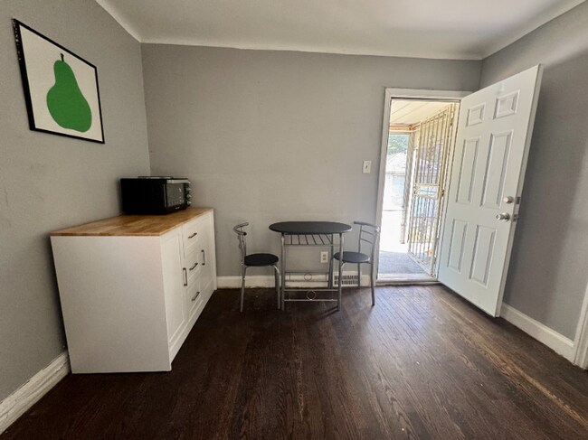 Foto del edificio - 5284 Devonshire Rd