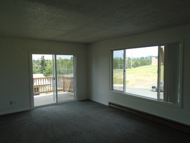 Building Photo - Pet Friendly duplex