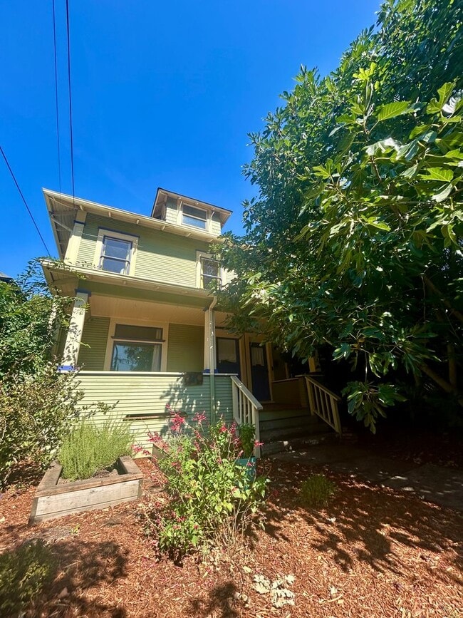 Building Photo - 2045 SE Yamhill St