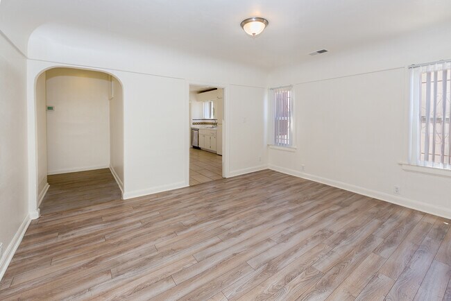 Foto del edificio - 1006 N Edinburgh Ave