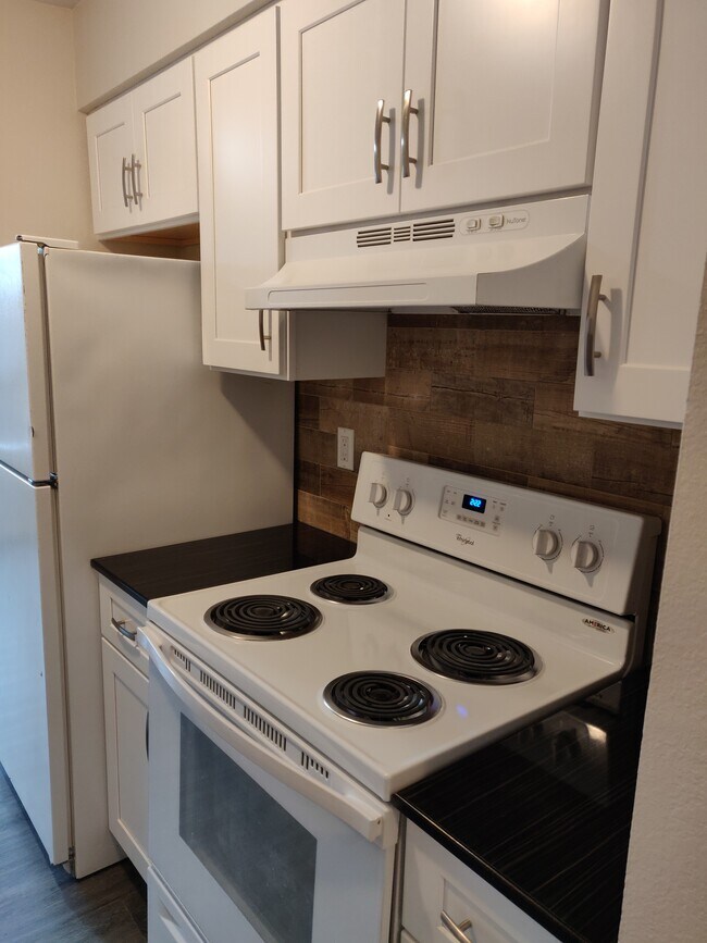 Fridge, stovetop and oven - 12611 NE 145th Pl