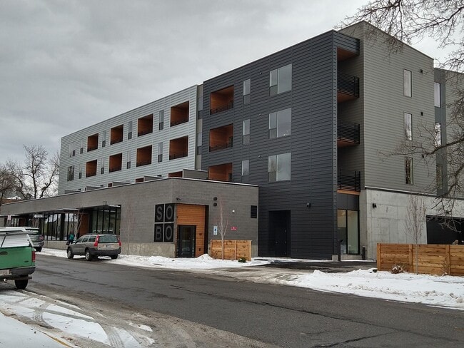 Exterior - 718 W Babcock St