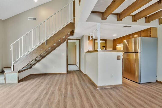 Foto del edificio - Adorable Colonial Oaks Condo in perfect co...
