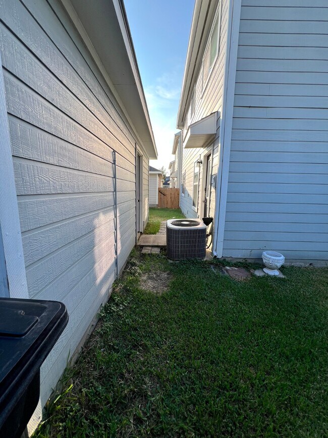 Building Photo - 11711 Chanteloup Dr