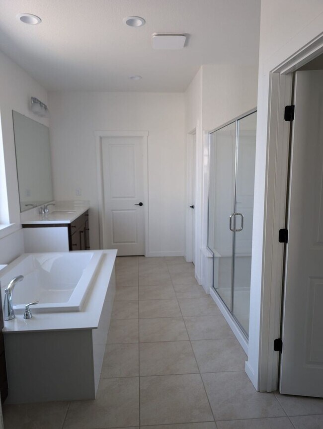 Foto del edificio - Spacious 4BR, 3.5 bath House in River Isla...