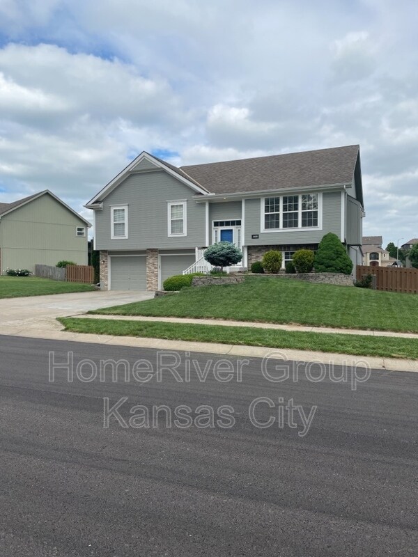 Building Photo - 10309 N Cypress Ave