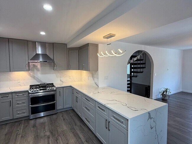 Foto del edificio - 1090 Pelham Pkwy S