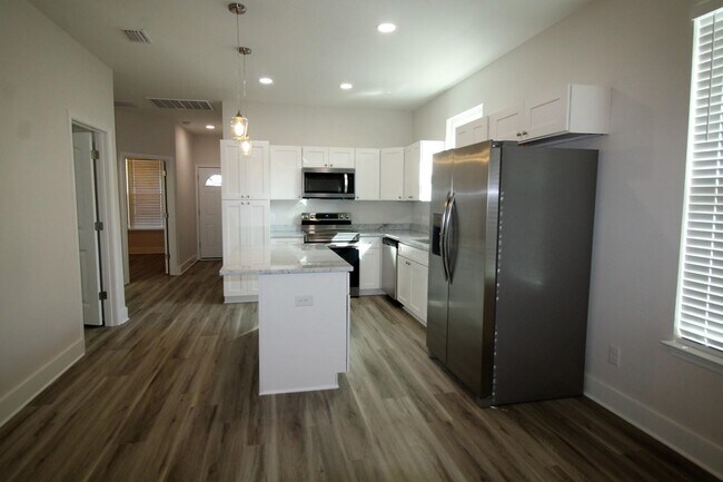 Foto del edificio - 5483 Avon Rd