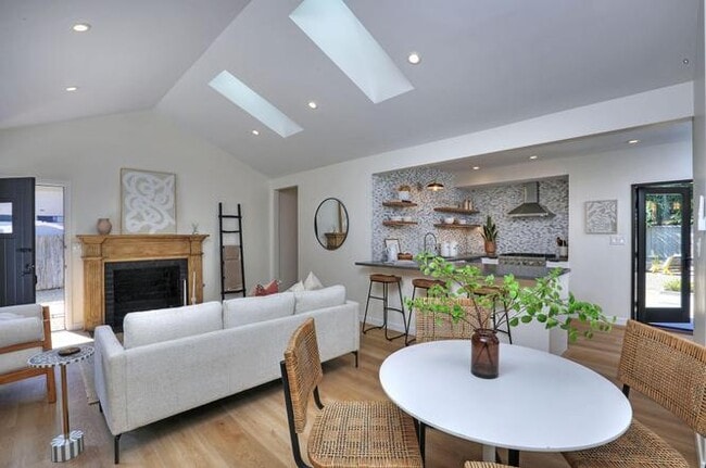 Building Photo - 436 W Valerio St
