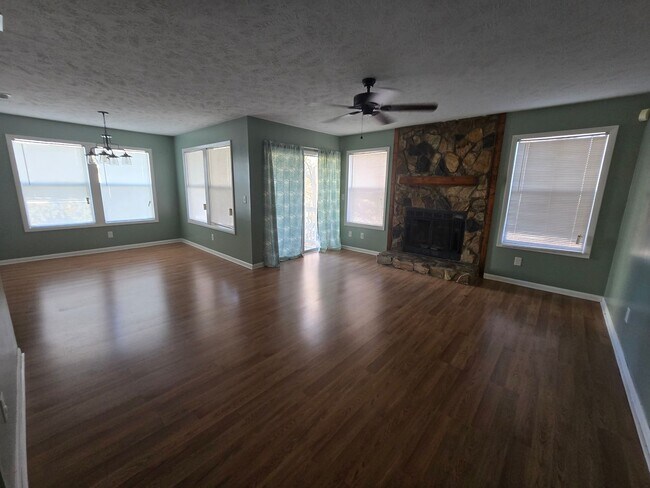 Foto del edificio - 1018-4 Woodcreek Dr - Stewarts Creek