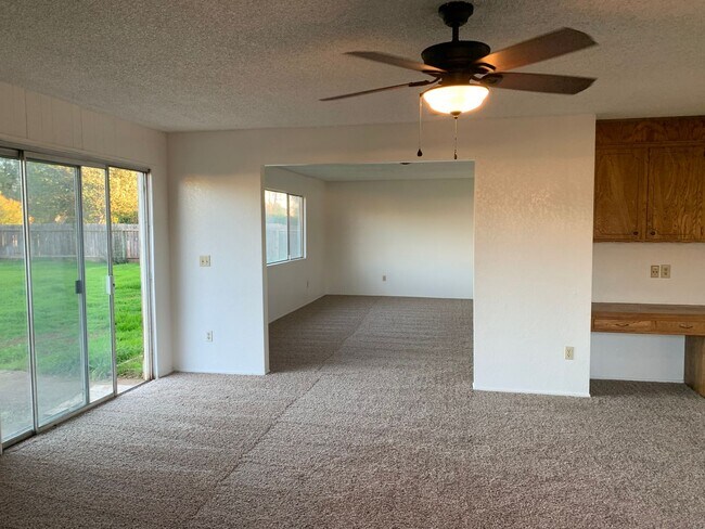 Foto del edificio - 4 bedroom home in convenient location on Alta Mesa Dr.