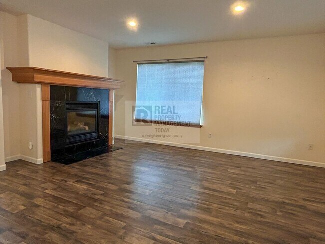 Building Photo - Spacious and Inviting 4 bed 2.5 Bath in Pu...