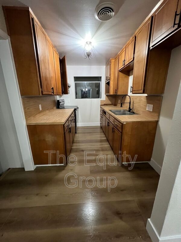 Building Photo - 786 E North Way