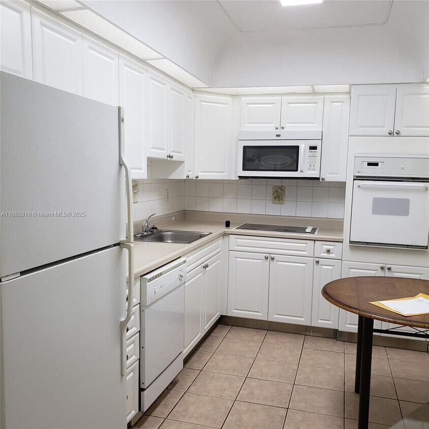 Foto principal - 19380 Collins Ave