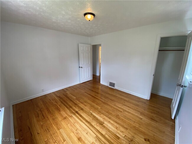Foto del edificio - 854 E 258th St