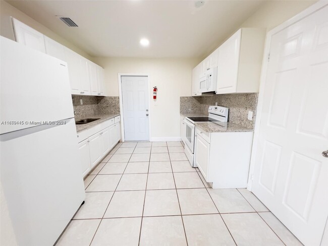 Foto del edificio - 735 NW 14th Way