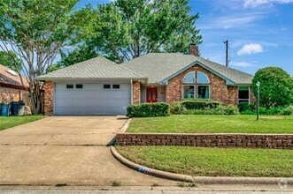 Building Photo - 710 Oak Ln