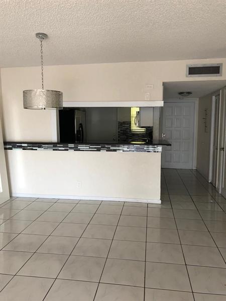 Building Photo - 9410 Live Oak Plz